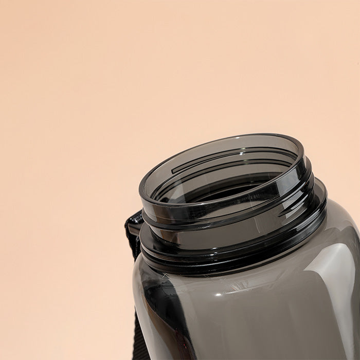 Bottiglia in Tritan da 700 ml con tappo a scomparsa e tracolla